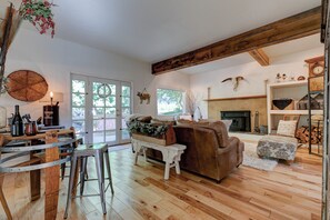 Una televisión, una chimenea, libros