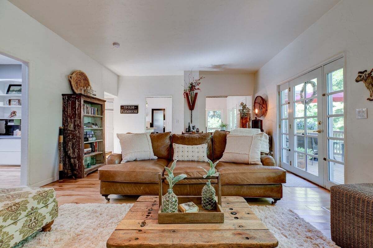 Televisión, chimenea y libros 