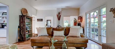 Una televisión, una chimenea, libros