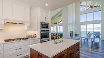 Geladeira, micro-ondas, fogão, cooktop