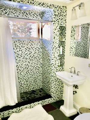 Douche, sèche-cheveux, serviettes fournies, papier toilette