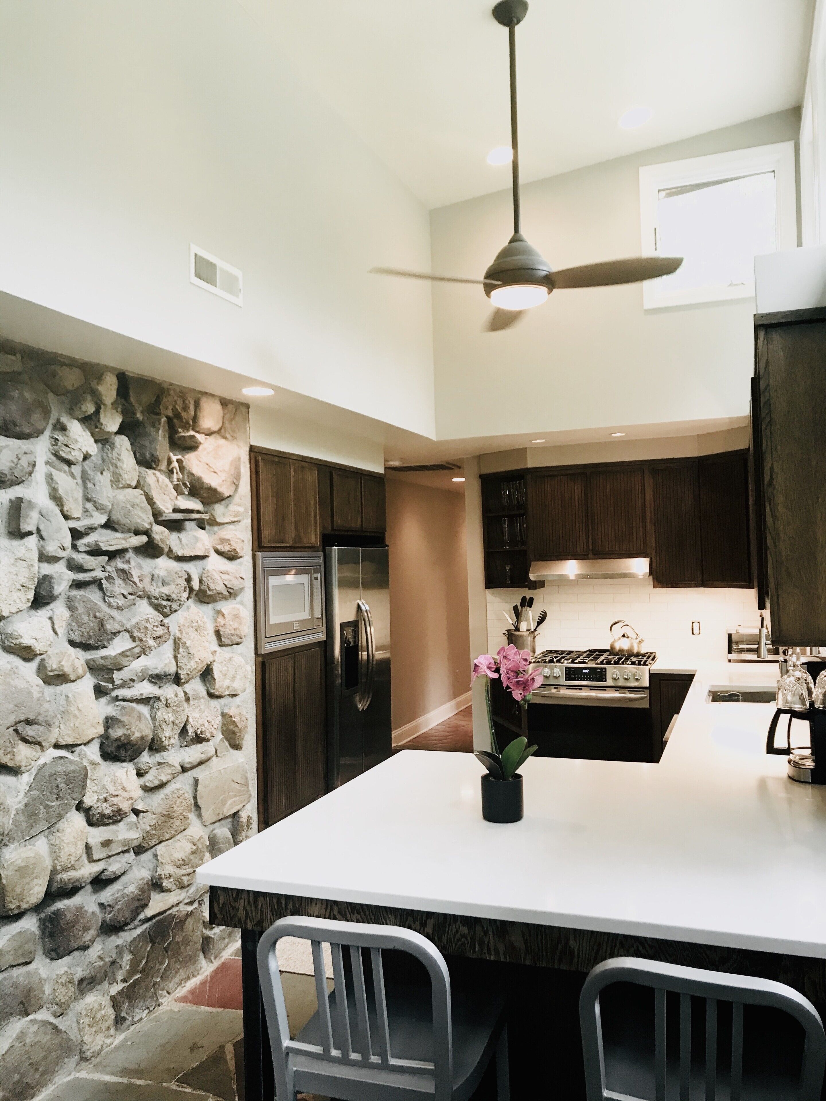 Geladeira, micro-ondas, fogão, cooktop