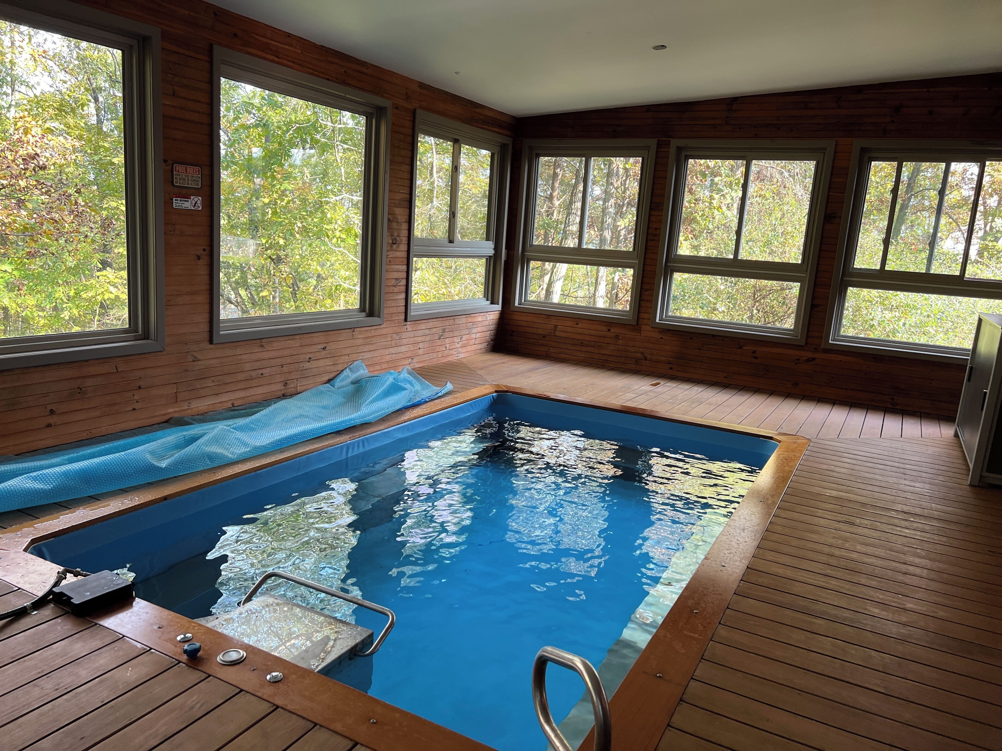 Innendørsbasseng og et oppvarmet basseng