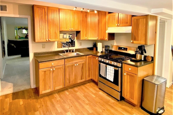 Een koelkast, een microgolfoven, een oven, een kookplaat