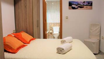 1 chambre, bureau, fer et planche Ă repasser, lit parapluie