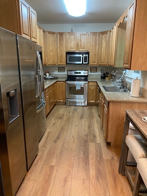 Frigorifero, microonde, forno, piano cottura