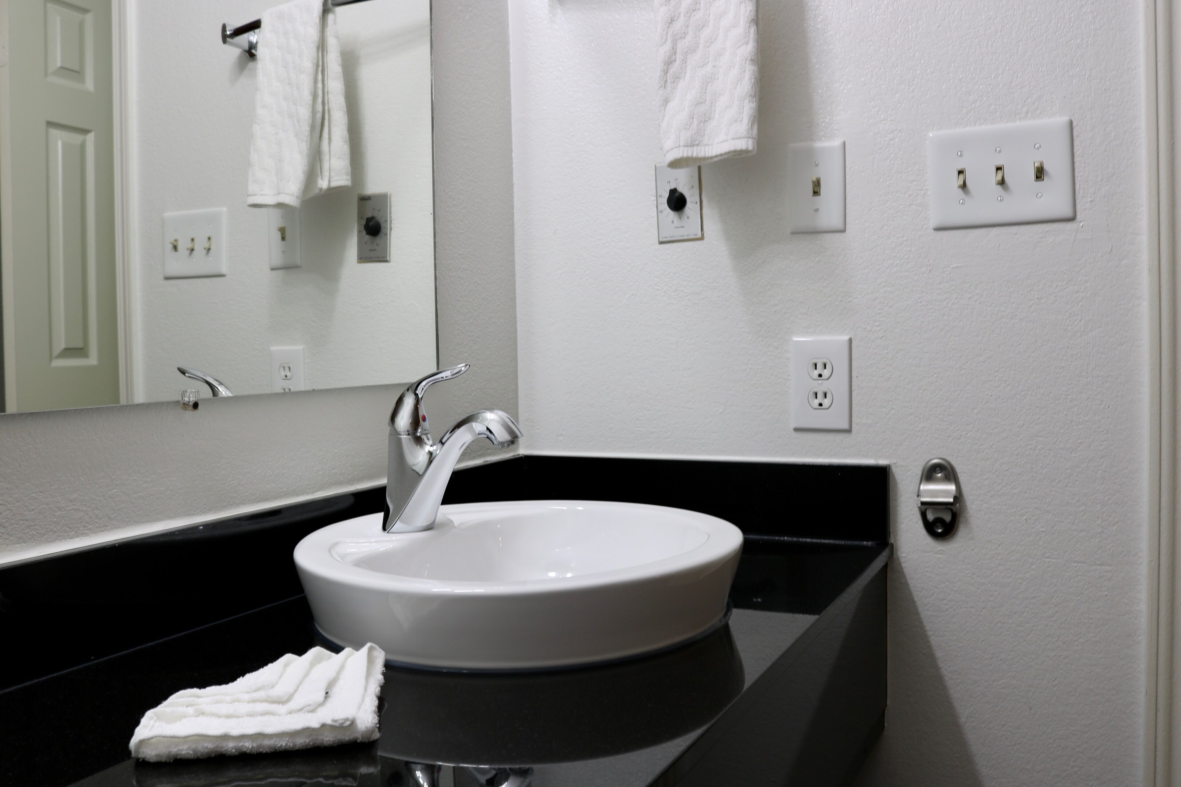 Combined shower/tub, towels