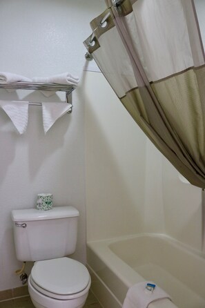 Combined shower/tub, towels