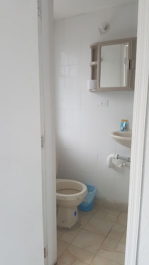 Douche, serviettes fournies, savon, shampooing