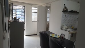 Microwave, oven, coffee/tea maker, cookware/dishes/utensils - apartment near corferias terminal military club US embassy (Bogotá)