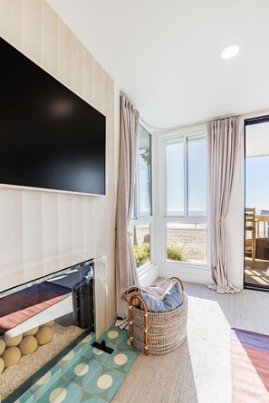 Smart TV, fireplace, DVD player, table football