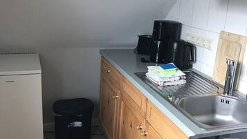 Kühlschrank, Ofen, Wasserkocher mit Kaffee-/Teezubehör, Toaster