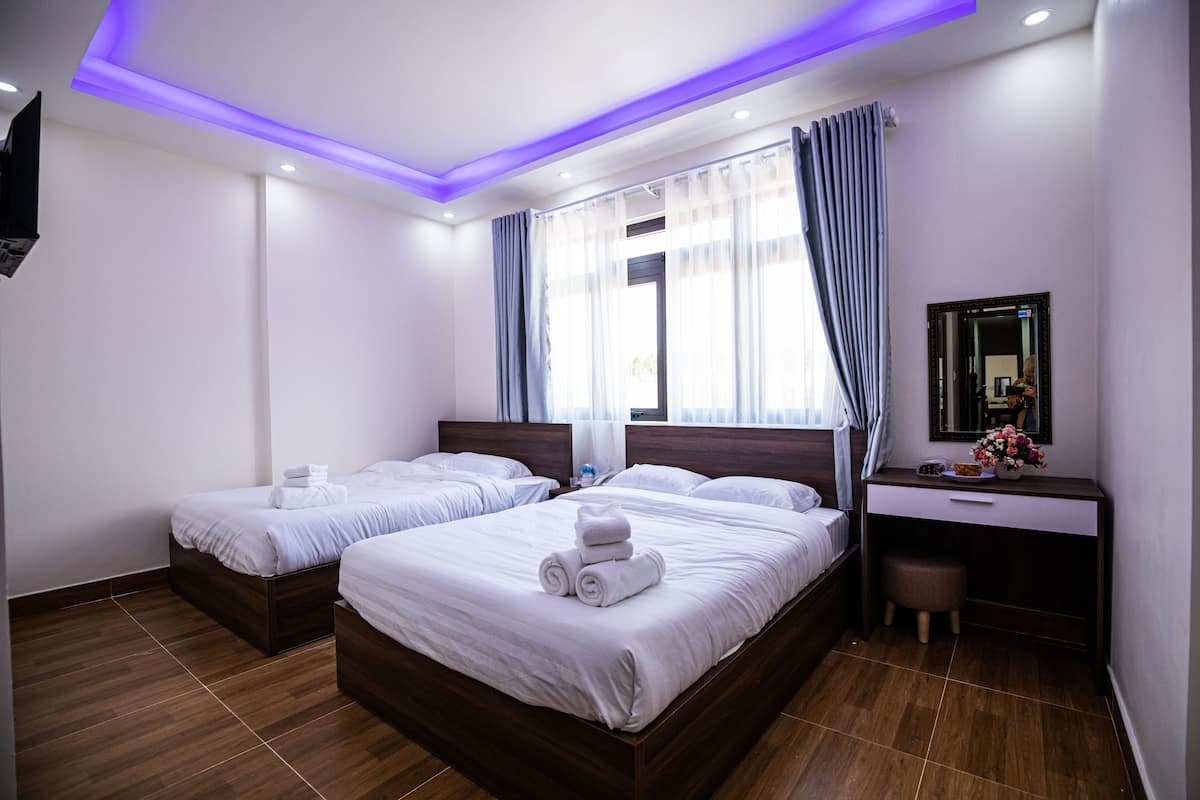 Habitación cuádruple familiar | Caja de seguridad en la habitación, muebles diferentes y escritorio