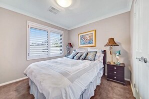 5 bedrooms, iron/ironing board, WiFi, bed sheets - Perfect Patonga Paradise (Patonga)