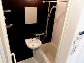 Separate tub and shower, free toiletries, hair dryer, electronic bidet - Kameido House (Tokyo)
