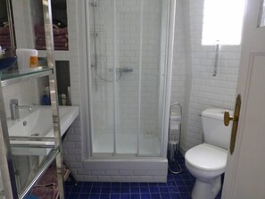 Douche, sèche-cheveux, serviettes fournies, savon