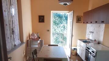 Kühlschrank, Mikrowelle, Herdplatte, Wasserkocher mit Kaffee-/Teezubehör