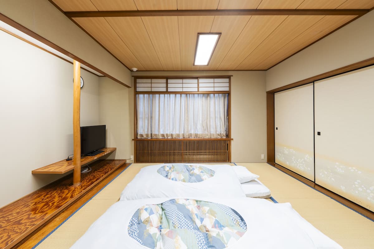 Muebles diferentes, wifi gratis y ropa de cama