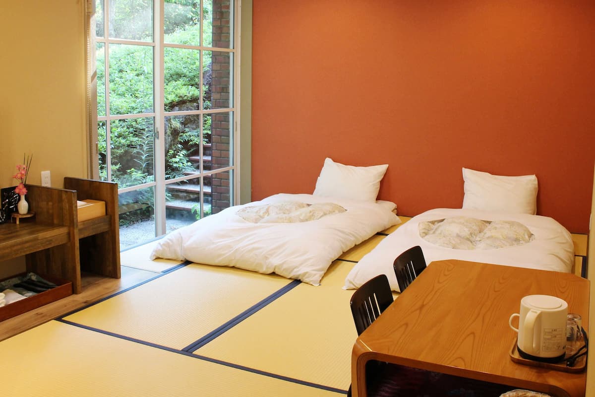 Muebles diferentes, wifi gratis y ropa de cama