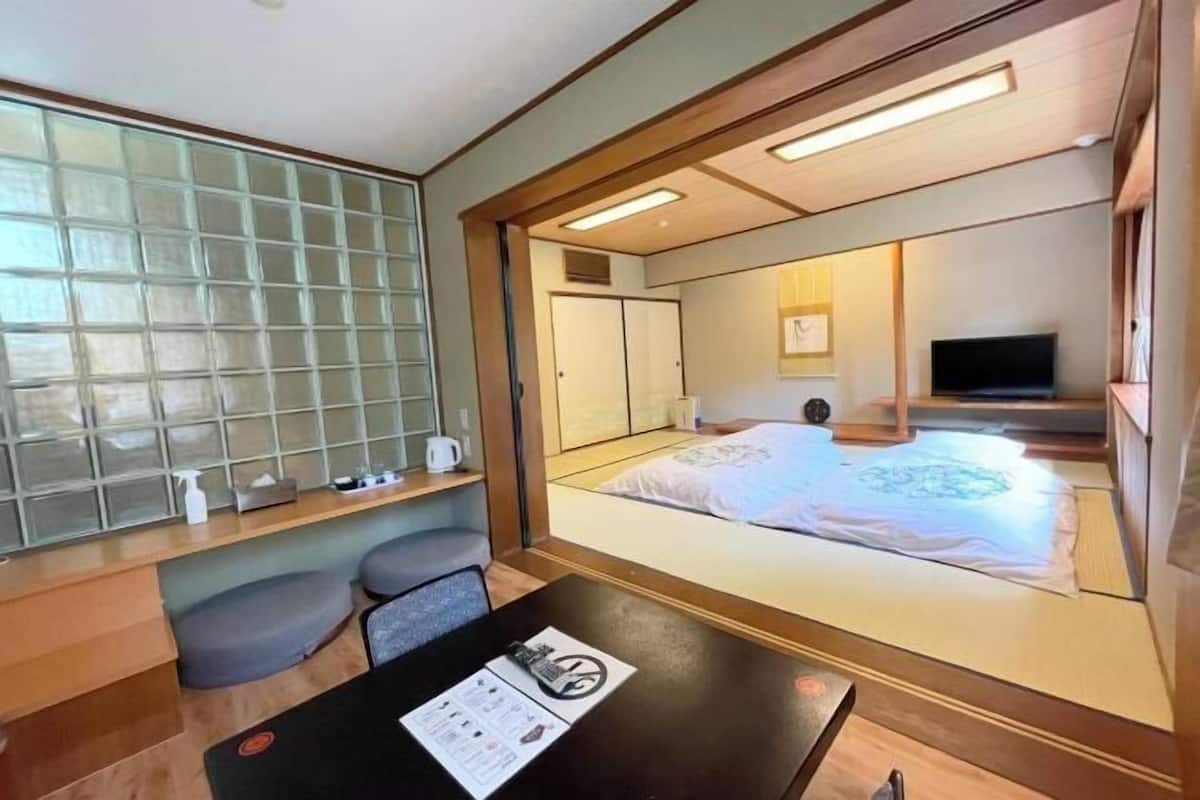 Muebles diferentes, wifi gratis y ropa de cama