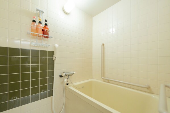 3F Maisonette Room | Bathroom | Combined shower/bathtub, free toiletries, hair dryer, slippers - Fuji Syouei Kaikan (Oyama)