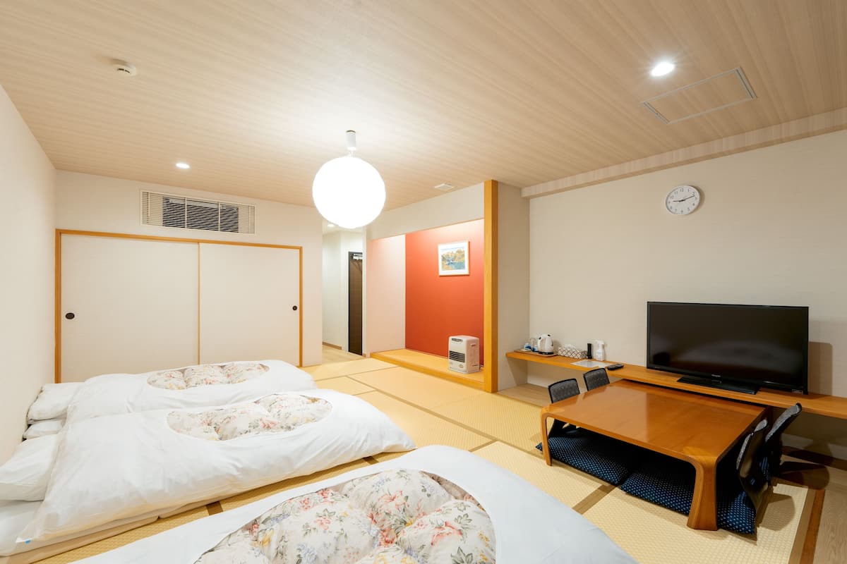 Muebles diferentes, wifi gratis y ropa de cama