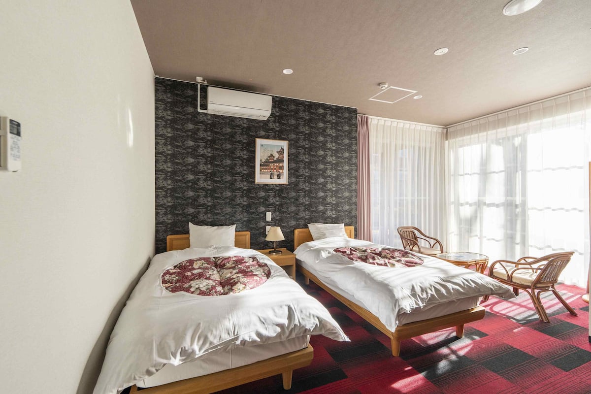 Muebles diferentes, wifi gratis y ropa de cama