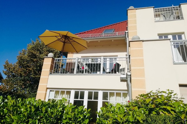 Süd- Westbalkon mit Gartenmöbeln im 1. Obergeschoss