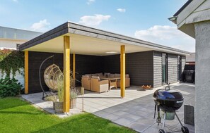 Outdoor dining - 3 bedroom gorgeous home in Asaa (Asaa)
