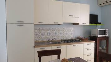 Réfrigérateur, micro-ondes, plaque de cuisson, cafetiÚre/bouilloire