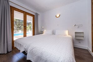 5 Schlafzimmer, Zimmersafe, Schreibtisch, Bügeleisen/Bügelbrett