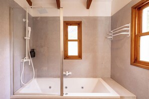 Ensemble douche/baignoire, articles de toilette écologiques
