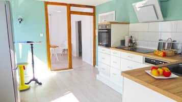 Fridge, oven, stovetop, dishwasher