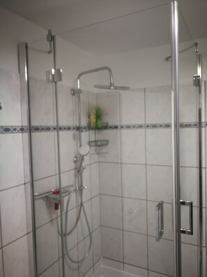 Shower, hair dryer, towels, soap - Fully equipped vacation apartment with roof terrace (Bad Camberg)