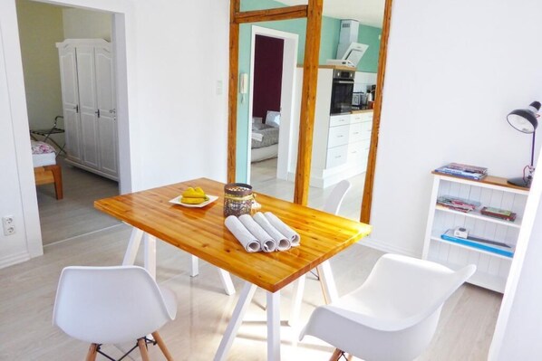 Dining - Fully equipped vacation apartment with roof terrace (Bad Camberg)