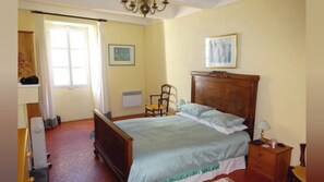 4 bedrooms, iron/ironing board, free WiFi, bed sheets