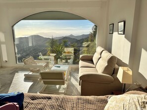 Smart-tv, een open haard, videospelletjes en een dvd-speler