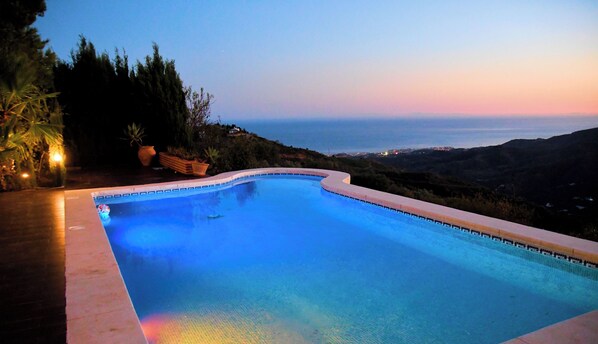 Una piscina al aire libre, una piscina climatizada