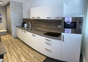 Refrigerador, microondas, horno y lavavajillas 