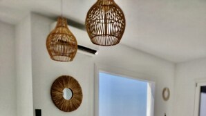 Eine moderne Küche mit einer zentralen Kochinsel, weißen Schränken und einem Essbereich mit Holztisch und Stühlen.
