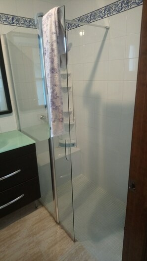 Shower, hair dryer, towels, soap - LA FRANÇAISE WELCOMES YOU (EL VERGER)