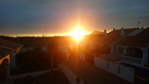Un capvespre sobre una zona residencial amb cases i un cel serè.