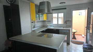 Een koelkast, een magnetron, een oven, een kookplaat