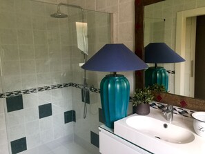 Badewanne, Haartrockner, Bidet, Handtücher
