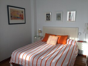 3 dormitorios, tabla de planchar con plancha, ropa de cama