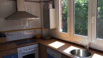 Frigorífico, microondas, horno y placa de cocina