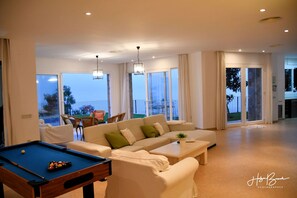 Smart TV, chimenea, futbolito y estéreo