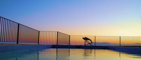 Een buitenzwembad en een verwarmd zwembad