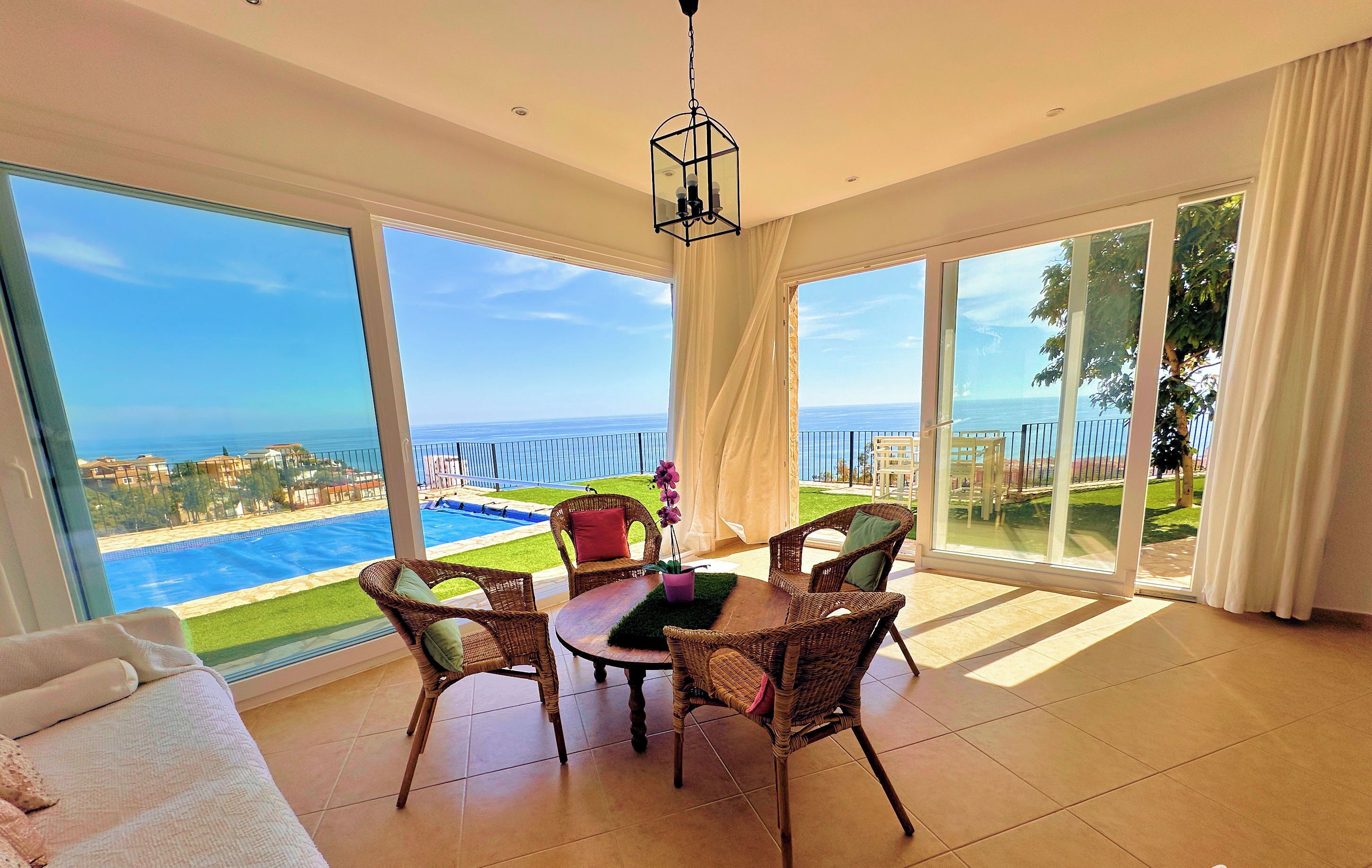 Smart-tv, eldstad, bordsfotboll och en stereo