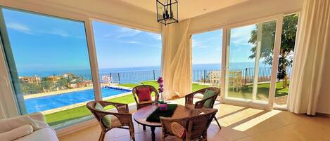 Smart TV, fireplace, table football, stereo